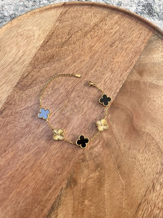 Bransoletka w stylu van cleef & arpels zlota z czarnymi koniczynami