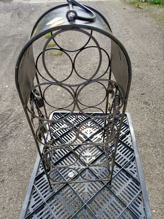 Stojak na wino - metaloplastyka