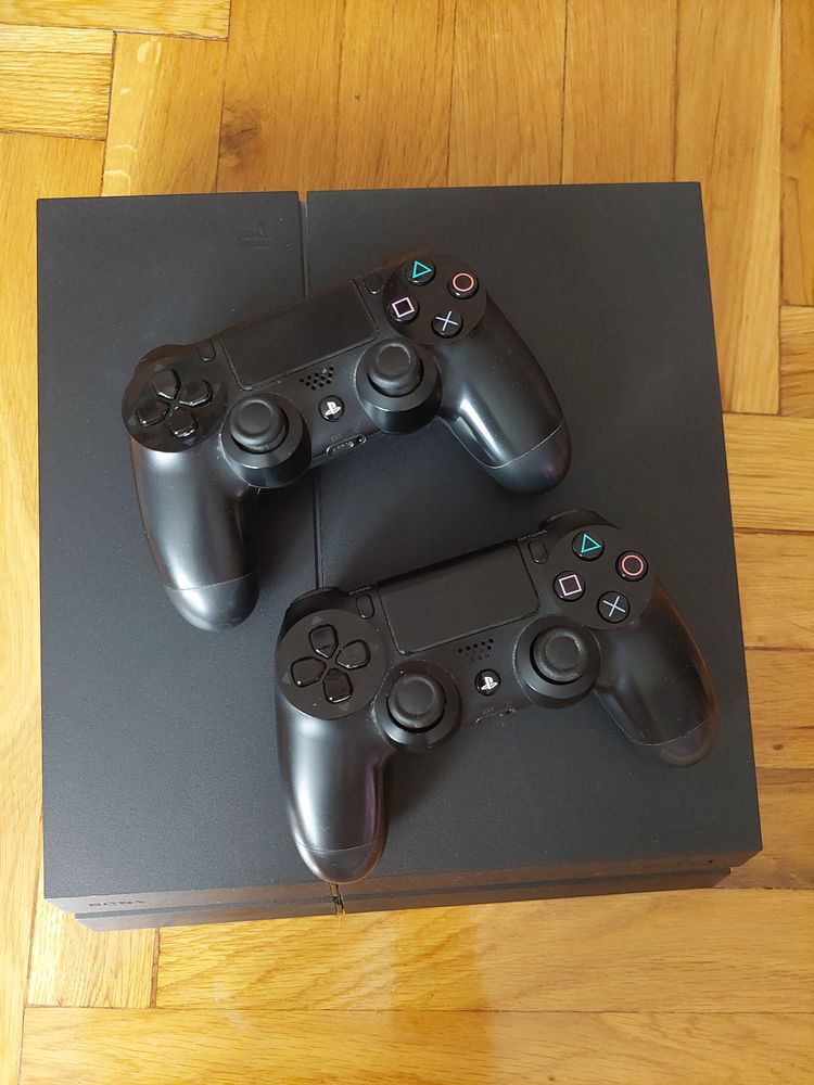 Playstation 4 PS4 1 Tb + 2 pady i gry