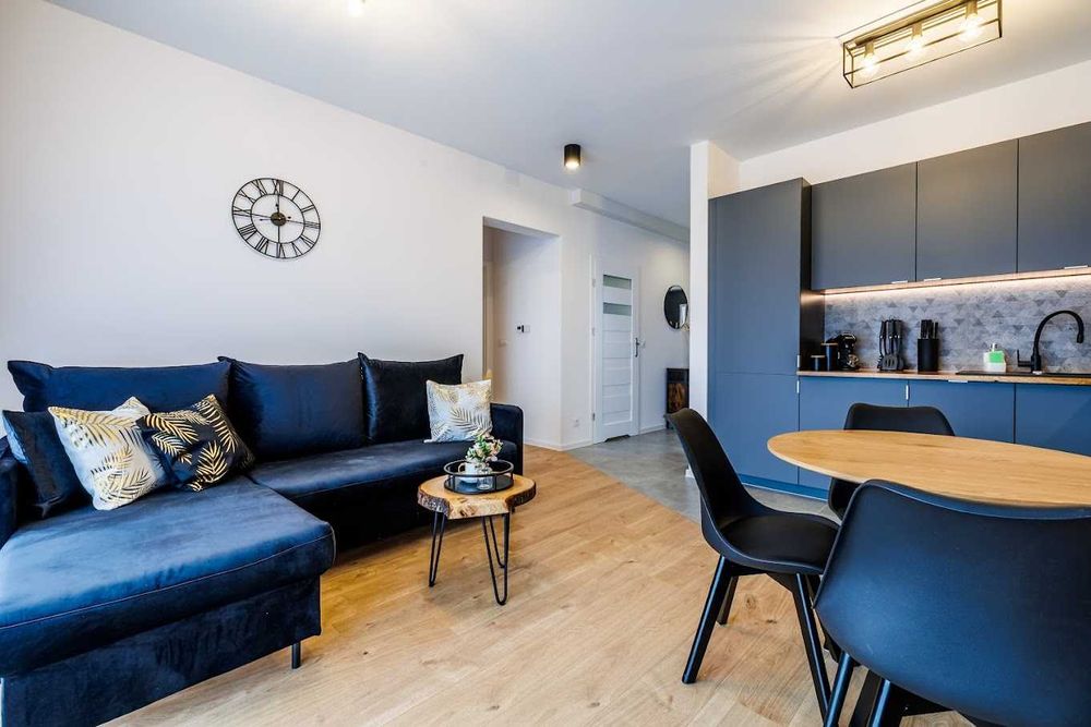 Szeregówka całkowicie umeblowana i wyposażona z ogrodem i parkingiem