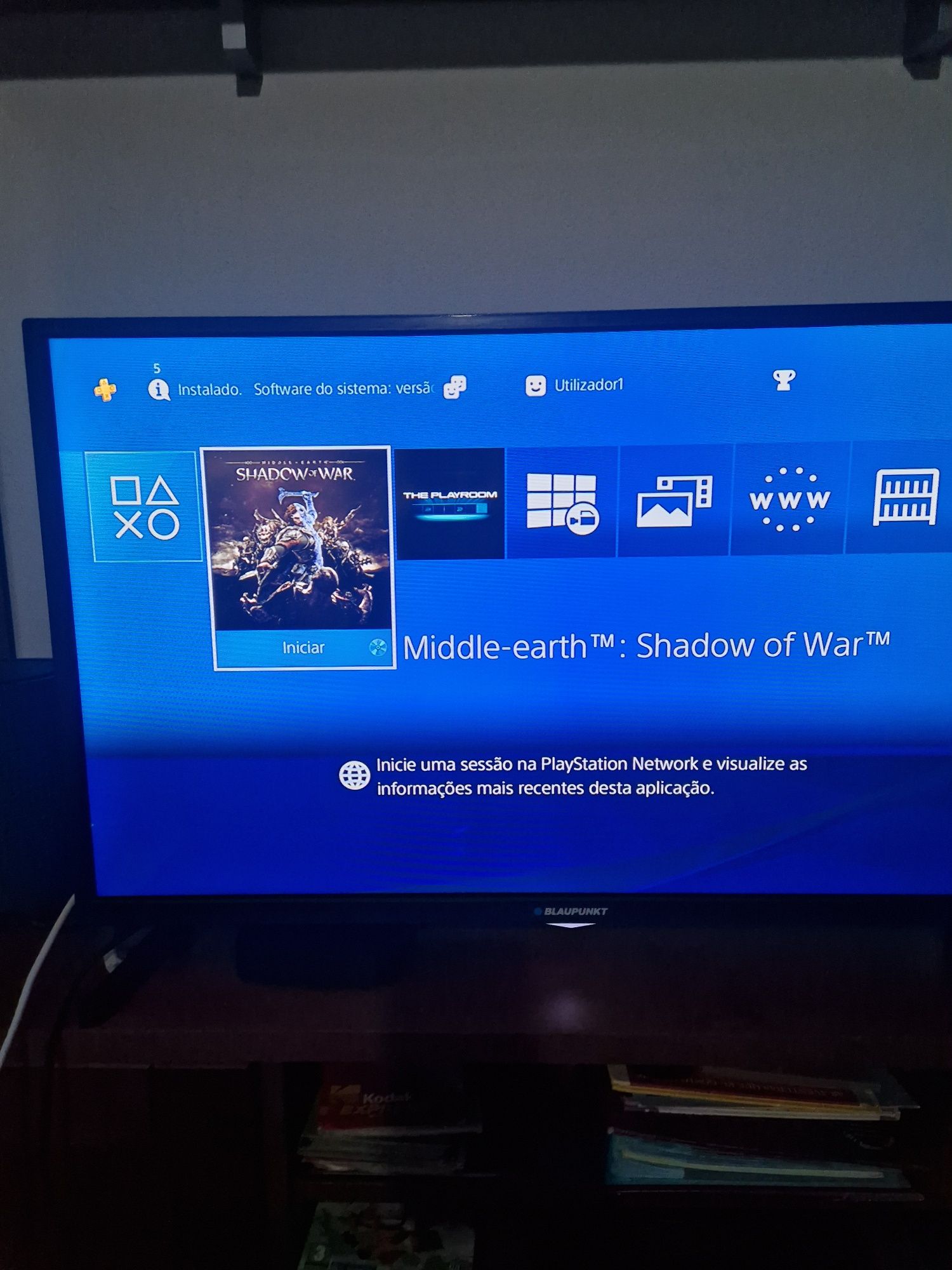 Ps4 slim 1tb com um comando e cabos