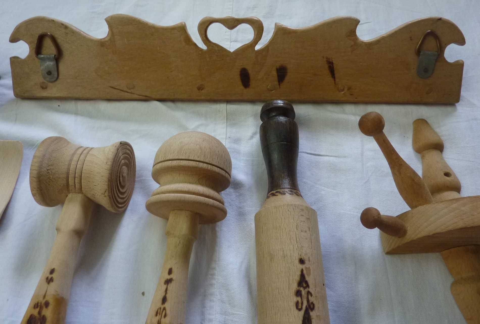 Ludowe, dekoracyjne drewniane narzędzia kuchenne i wieszaki