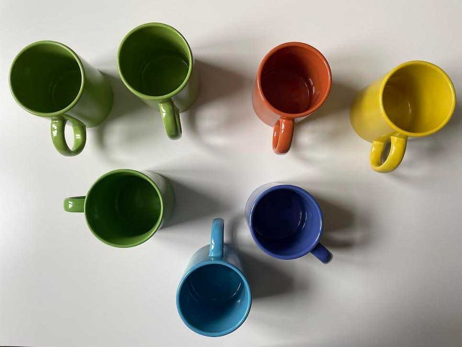 Zestaw 7 kubków w różnych kolorach