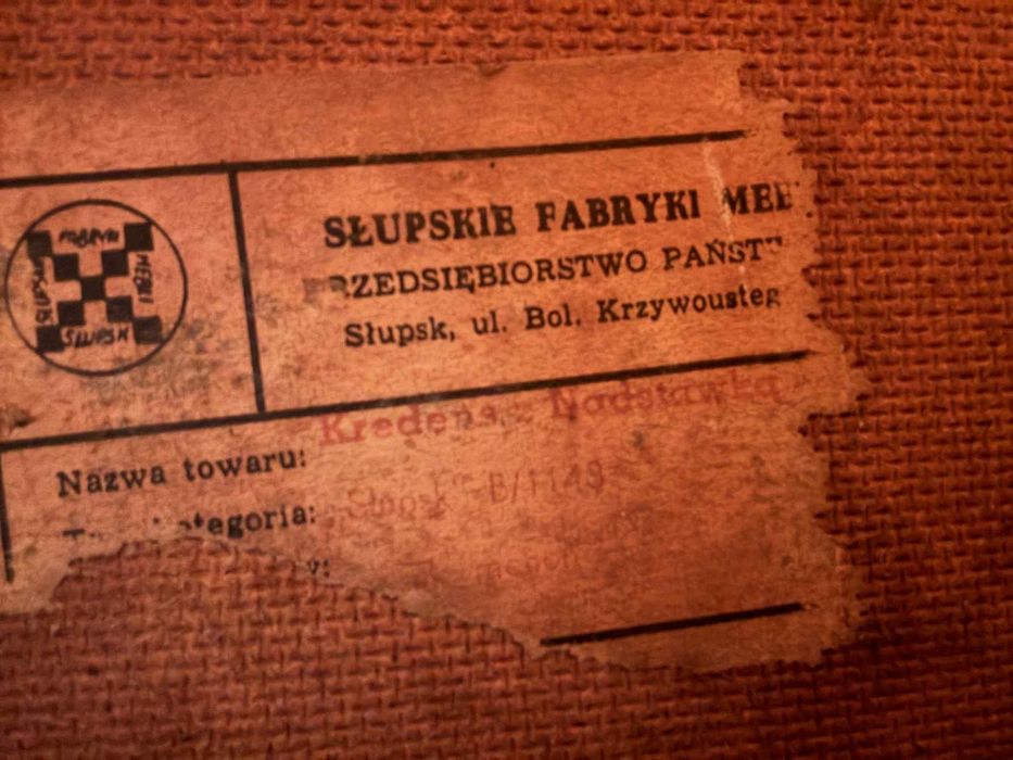 Zestaw mebli kredens z nadstawka i duza szafa ubraniowa