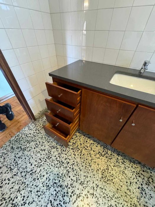 Armário de casa de banho em pedra