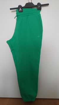 Zielone spodnie dresowe 4F rozmiar L
