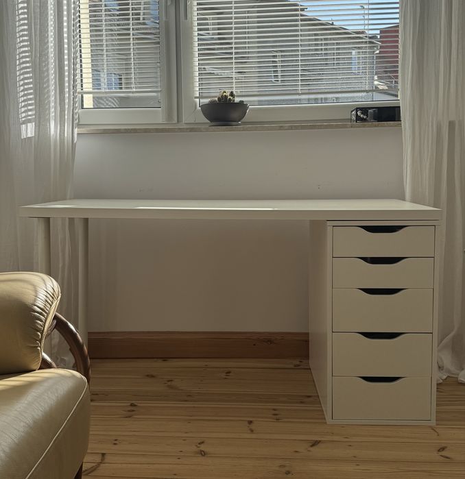 Białe biurko toaletka z alexem ikea