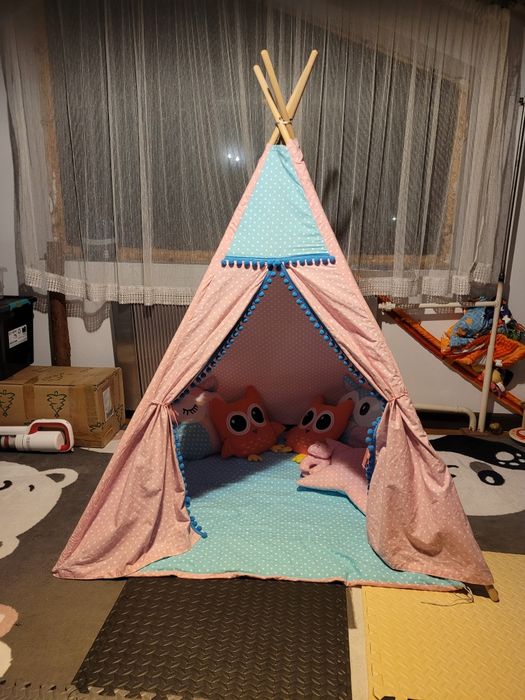 Tipi, namiot, wigwam, mata, poduszki.