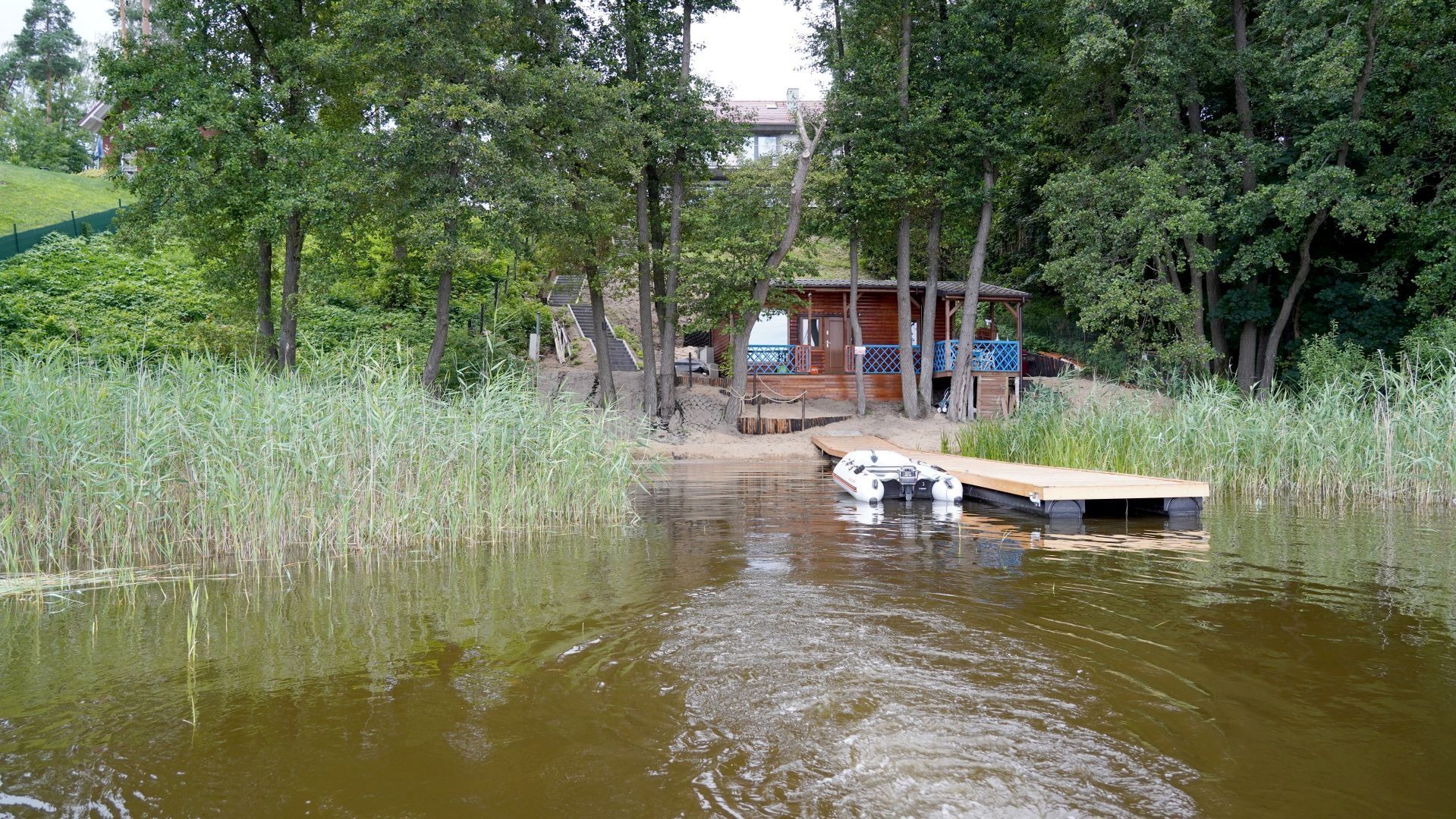 Luksusowy dom z linią brzegowa Jezioraka i pomostem