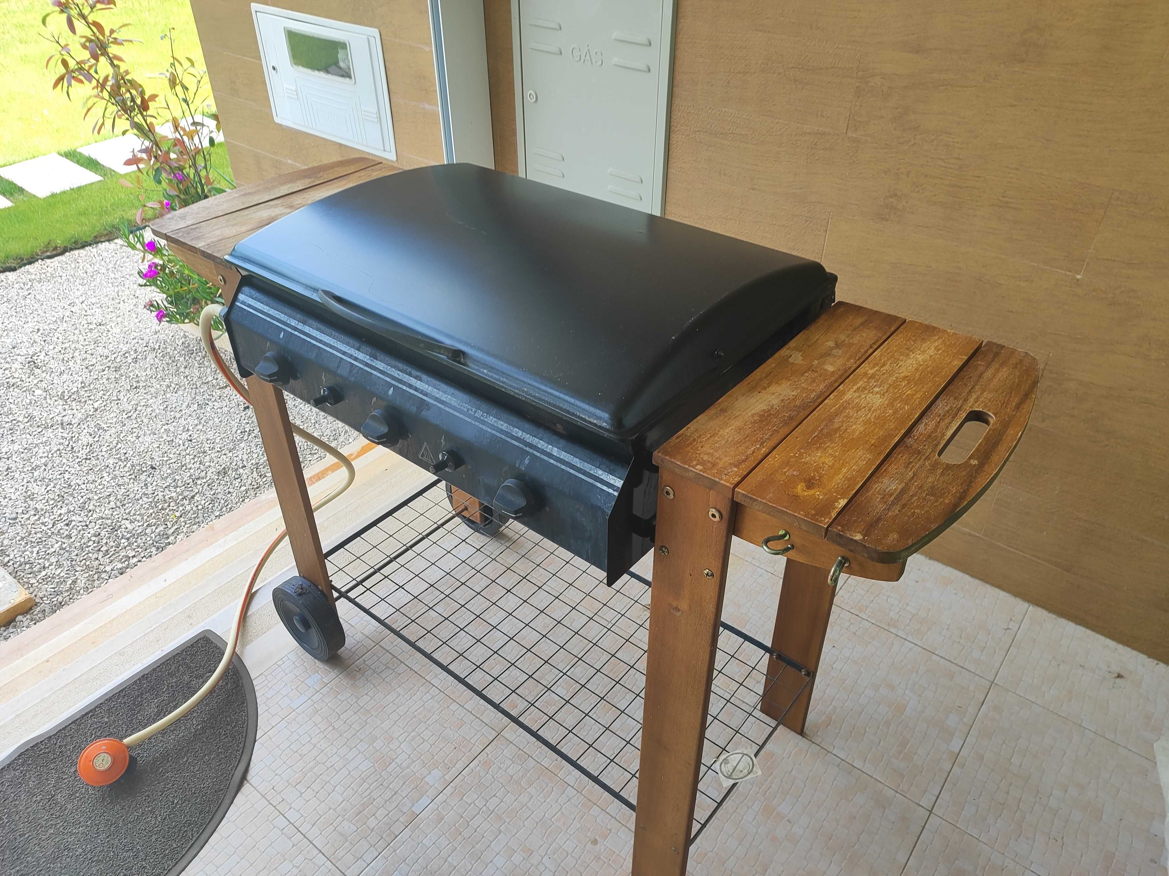 Churrasqueira/Grelhador a gás butano com garrafa de gás e regulador