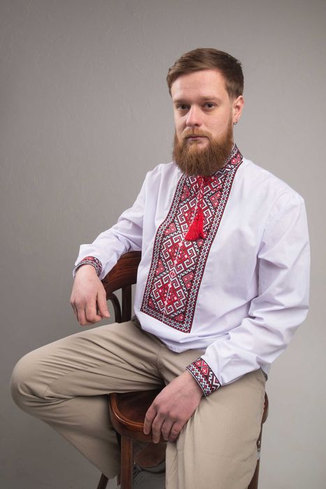 Чоловіча вишиванка  з червоною вишивкою