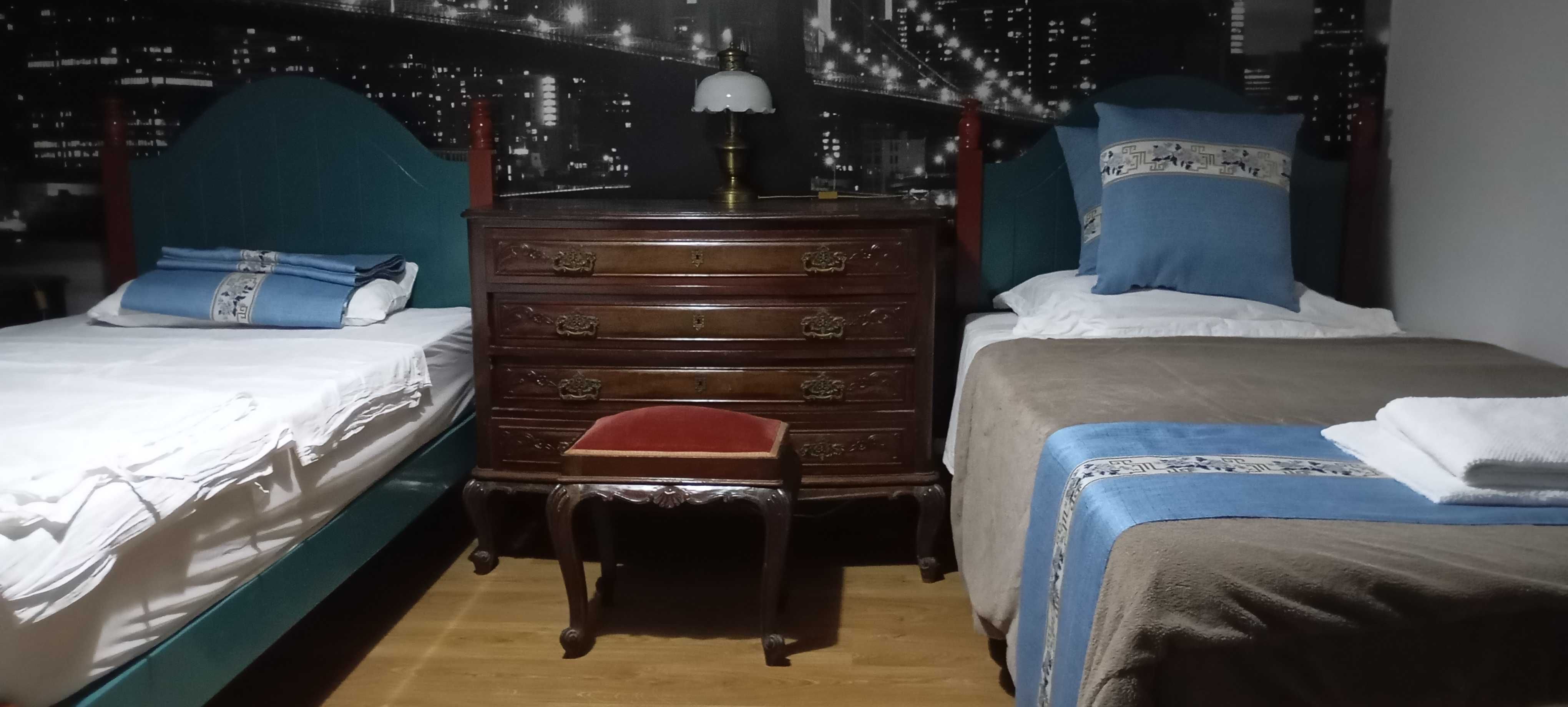 Requintada cômoda de madeira maciça