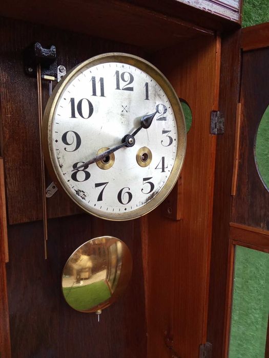Relógio de parede antigo a funcionar, com chave