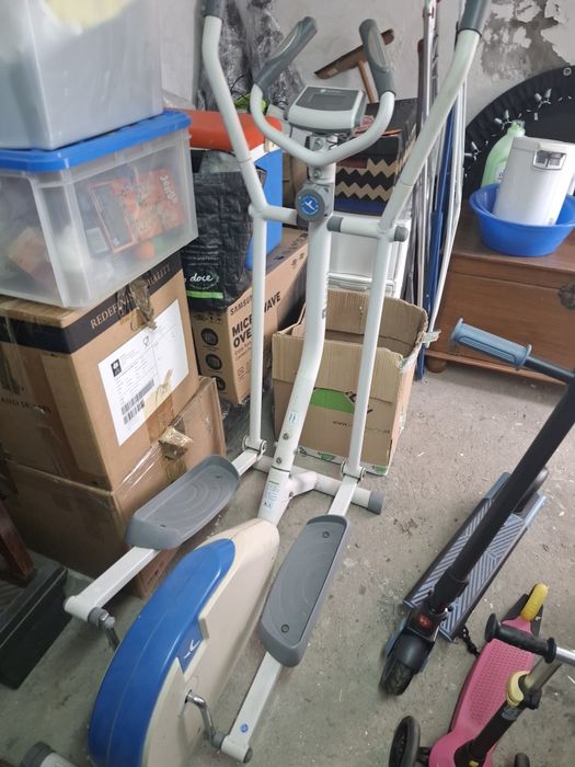 Elíptica usada com sinais de desgaste