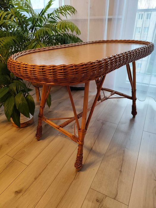 Owalny stolik wiklinowy retro