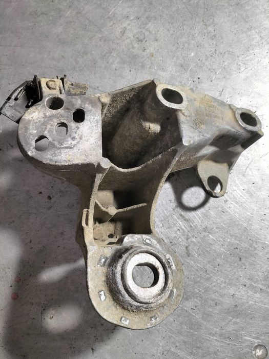 Łapa mocowanie silnika VW passat B4 Audi A4 B6