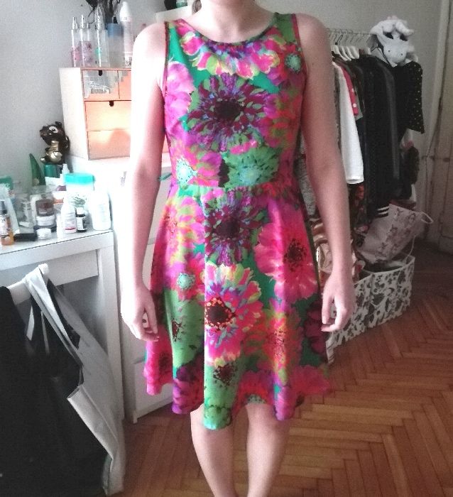 Wallis Petite kolorowa sukienka we wzory tęczowa modna rozkloszowana S