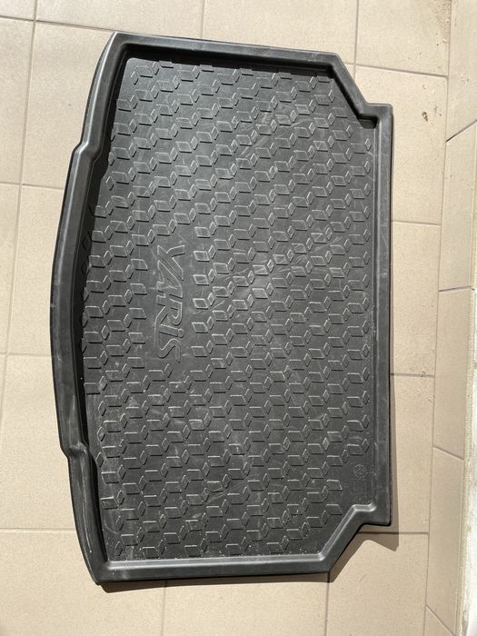 Mata gumowa do bagażnika Toyota Yaris