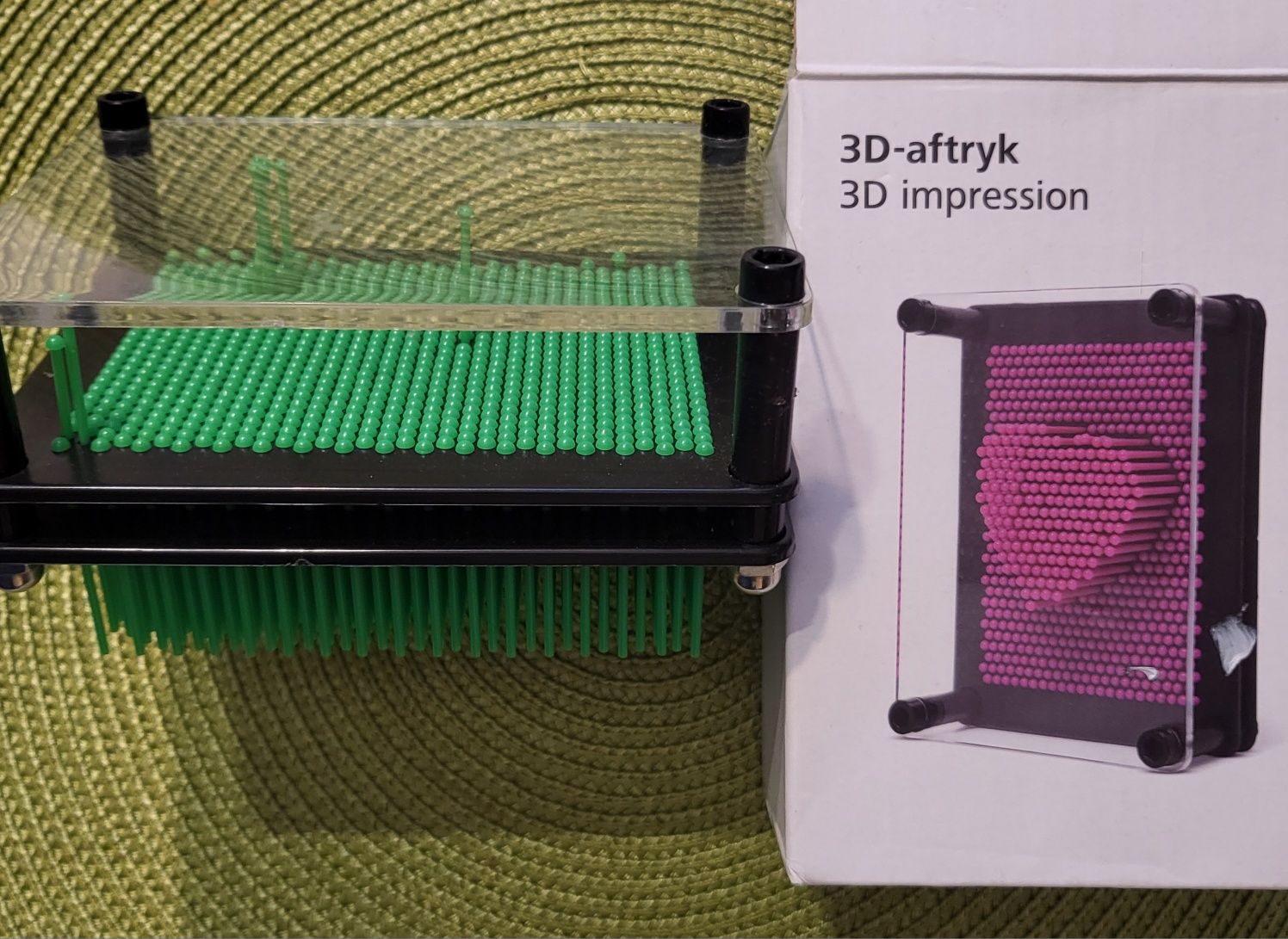 Tablica szpilkowa 3D. Pin art.