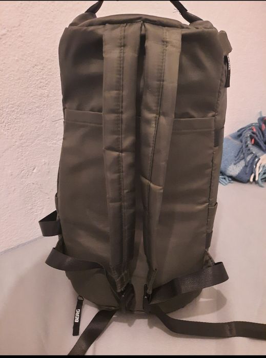 Vendo mochila berg verde c/ 3 deferentes pegas