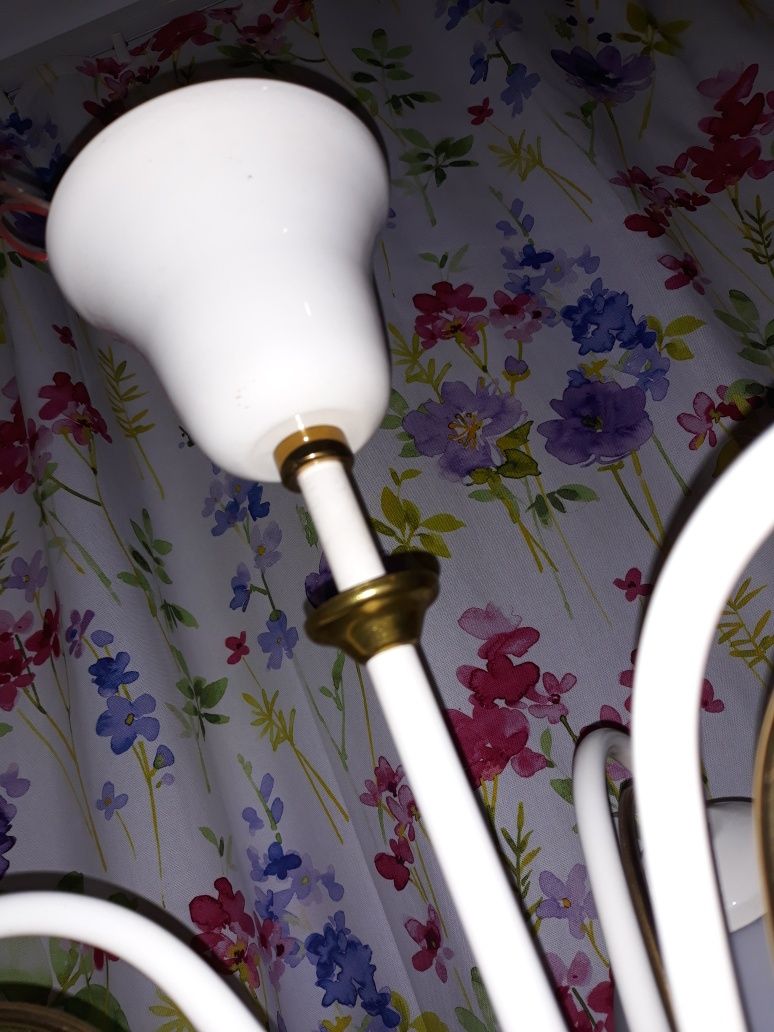 Żyrandol oświetlenie sufitowe lampa wisząca mleczna biel trzy pręty