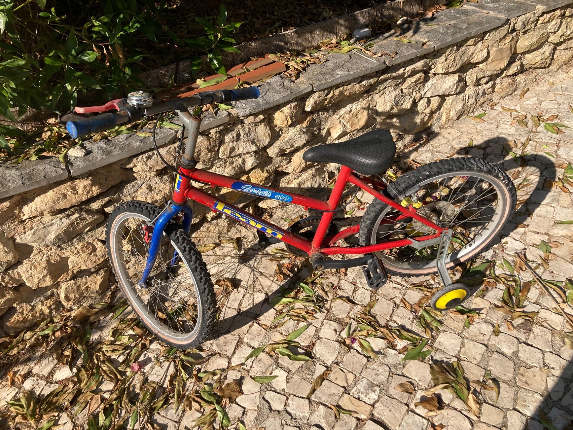 Bicicleta de criança antiga com rodinhas