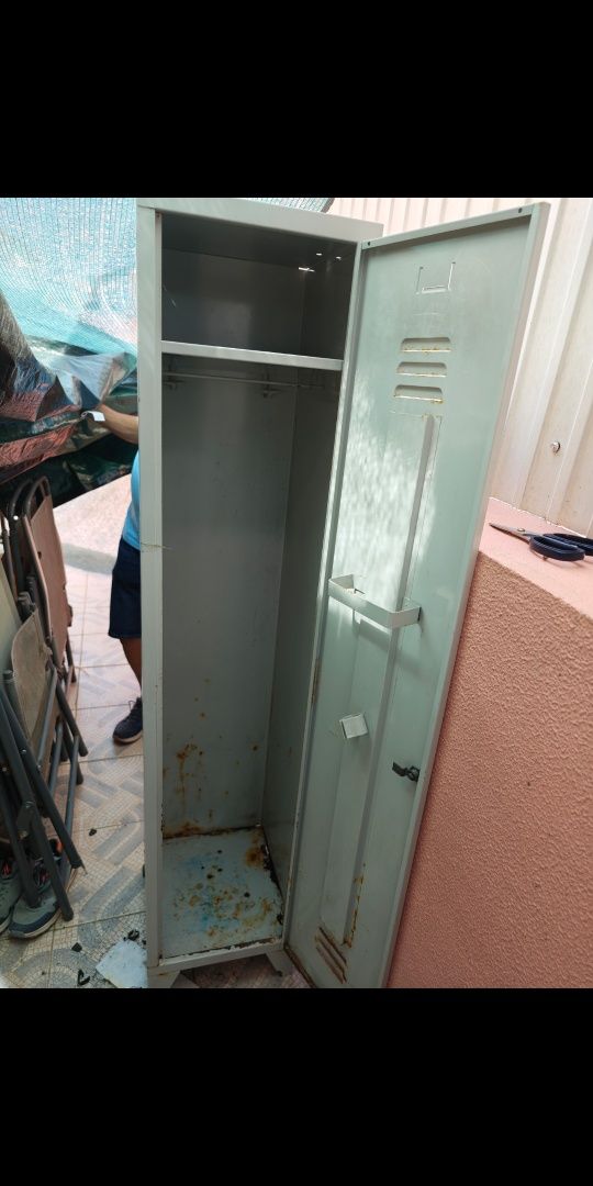 Cacifo em metal com um pouco de ferrugem