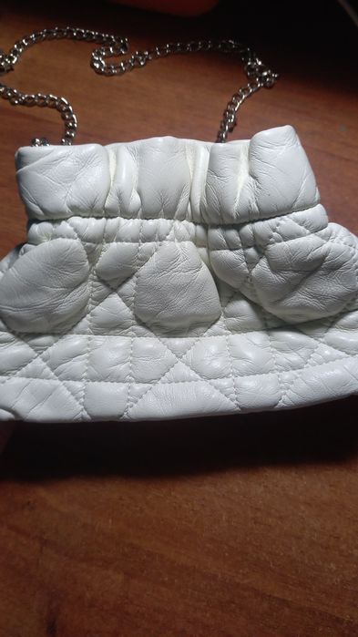 Сумка Dior у білому кольорі з ланцюгом