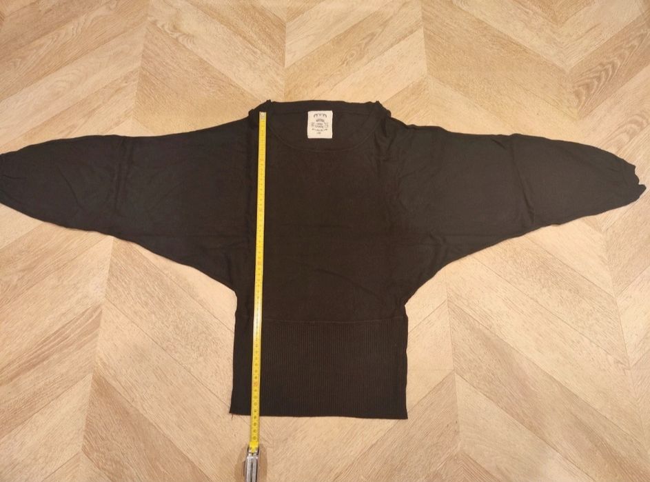 Czarny sweter z szerokimi rękawami