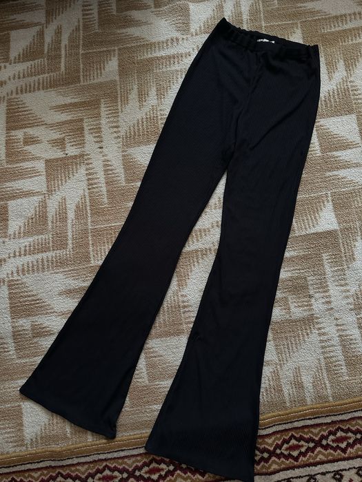 Чорні штани-кльоші в рубчик