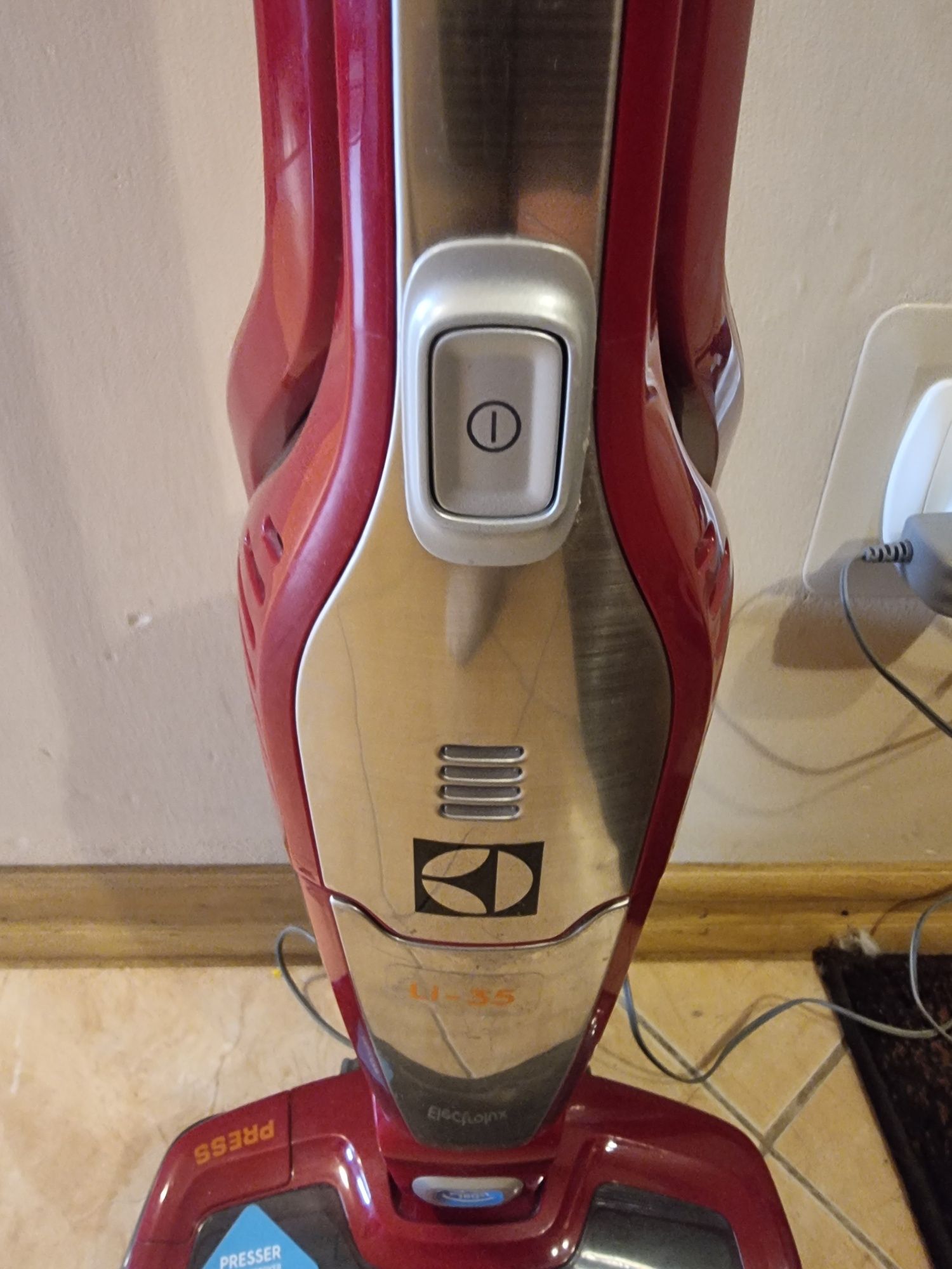 Odkurzacz pionowy Electrolux używany sprawny.