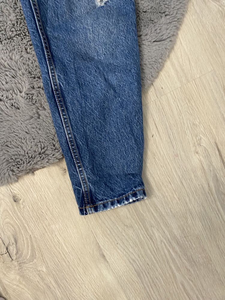 Mom jeans bershka z przetarciami dzinsy