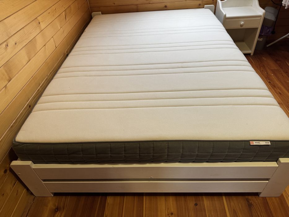 Drewniane łóżko 140x200 z materacem hovag ikea