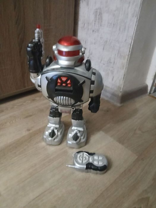 Робот на пульті ToyCloud