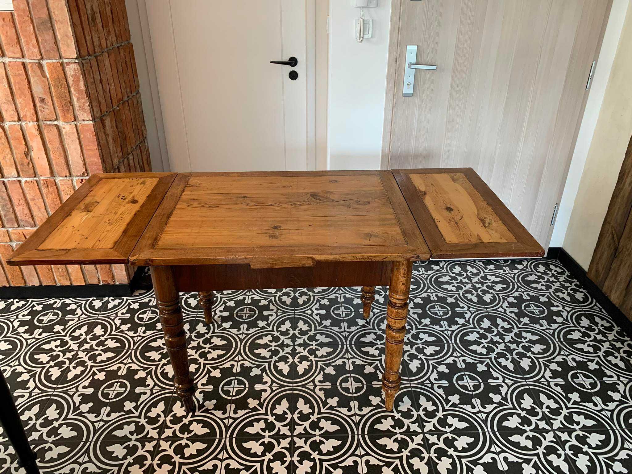 stół drewniany, nogi tłoczone