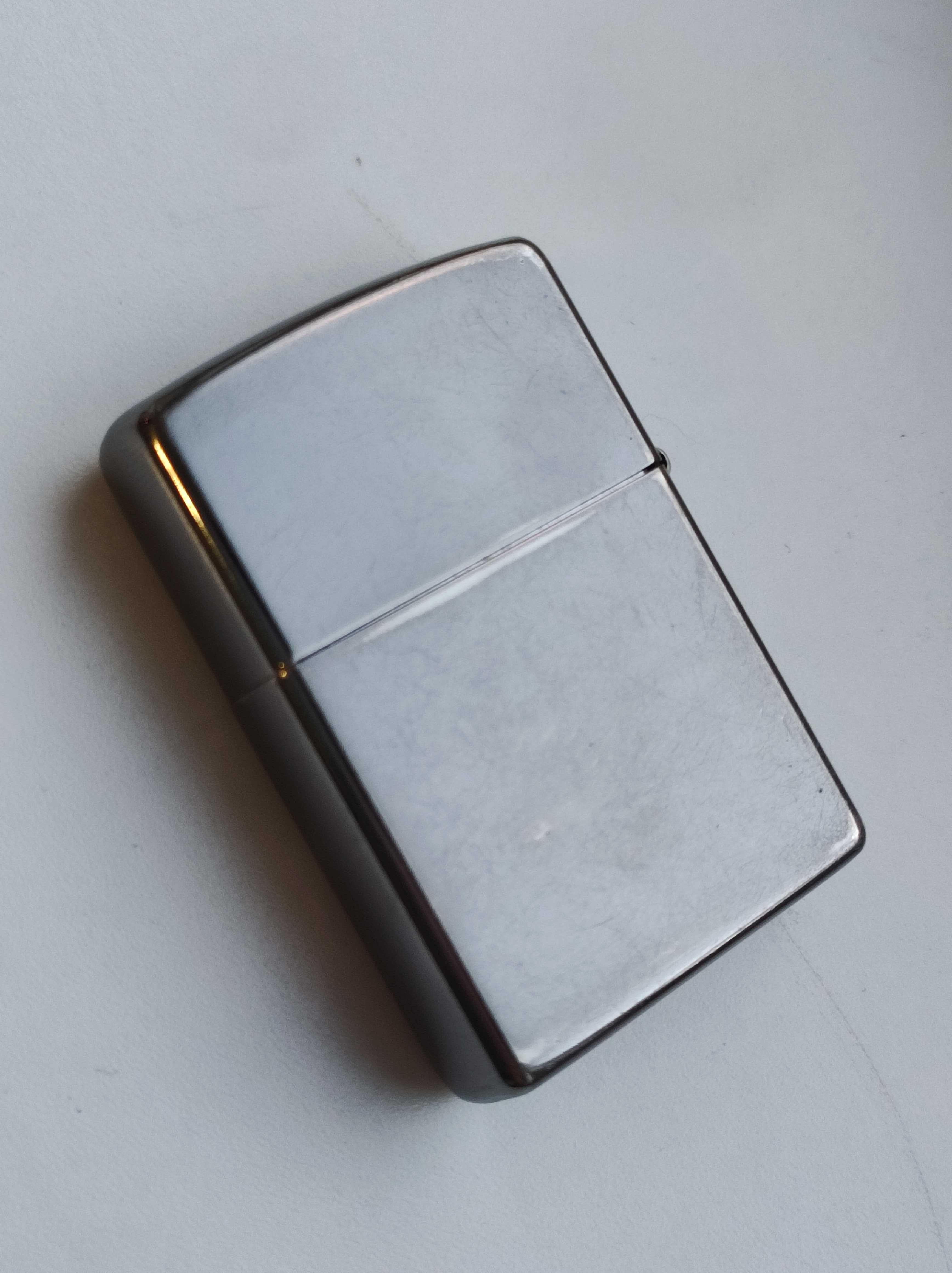 Запальничка Zippo, вироблено в США. 2005 рік