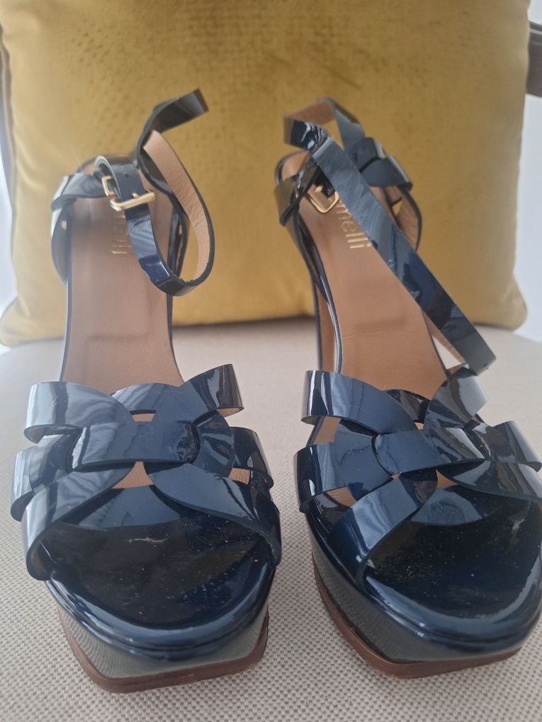 Sandália em pele marca " Samelli"cor azul marinho.