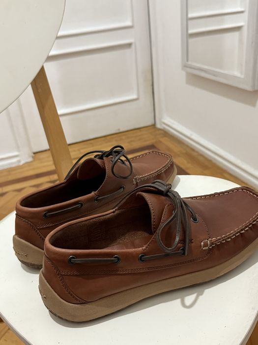 Sapatos mocassins em pele