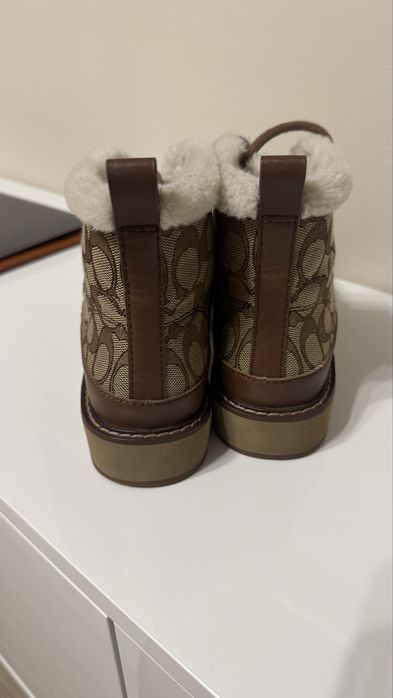 Зимові черевики coach