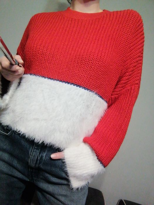 Czerwono biały puchaty sweterek S-L Clochouse
