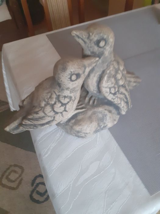 Gipsowa figurka ptaków