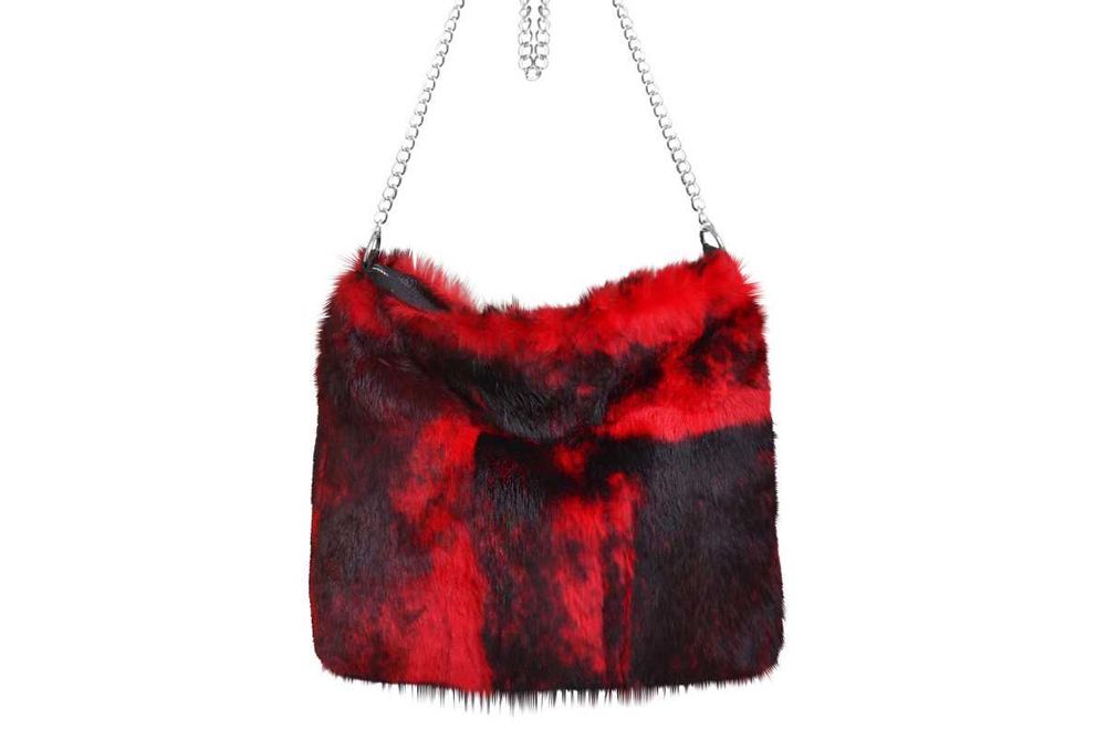 Czerwona torba futrzana