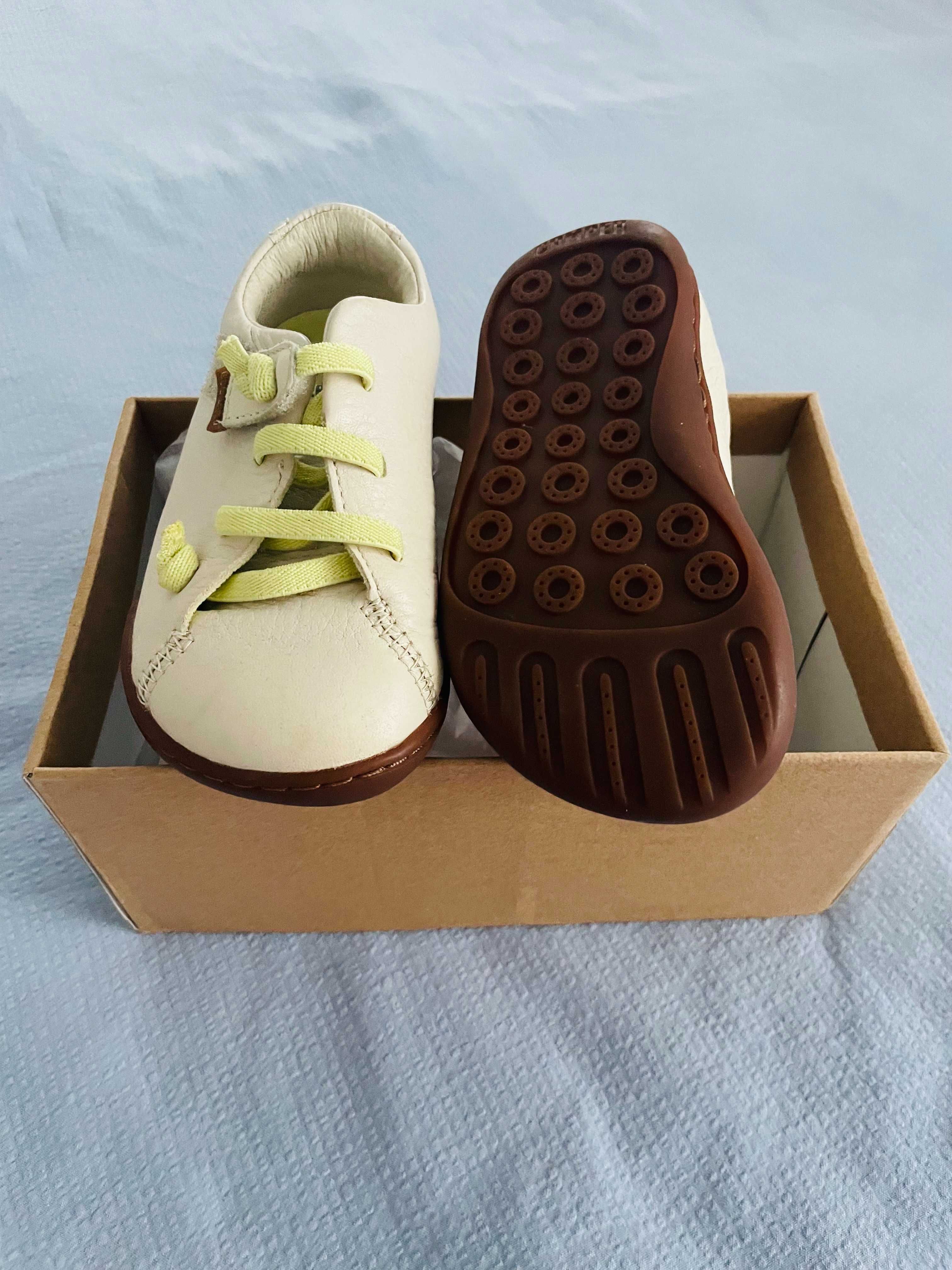 Sapatos em couro bege para criança. Novos.