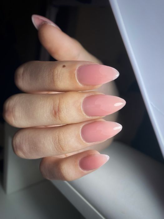 Манікюр, педикюр, нарощування нігтів