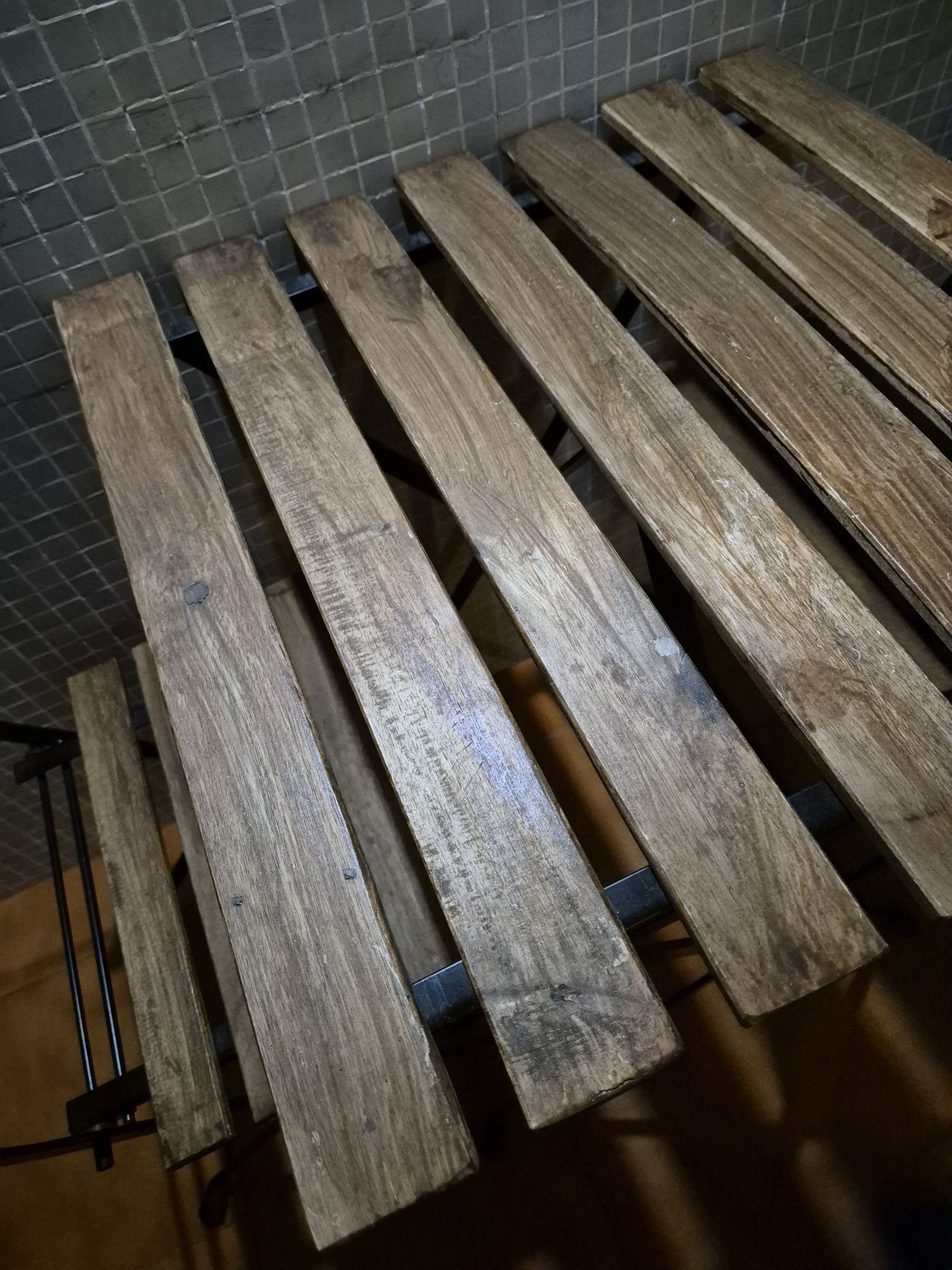 Conjunto de mesa e duas cadeiras