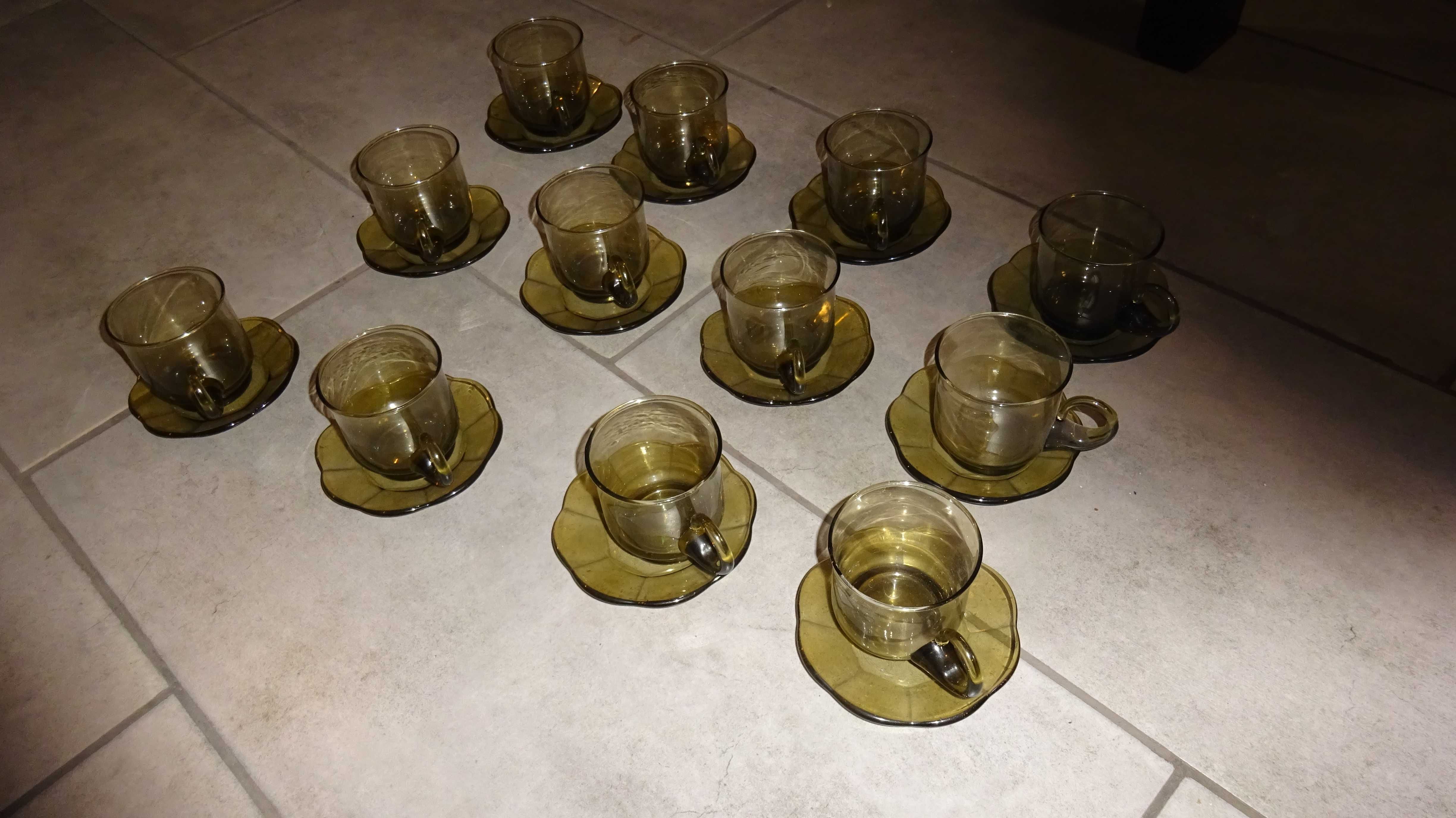 Zestaw 12 filiżanek ze spodkami , filiżanki