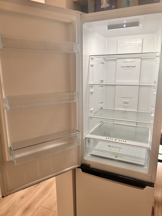 Sprzedaję lodówkę z zamrażarką.