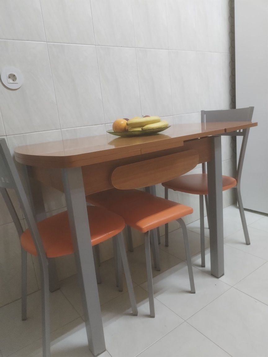 Mesa de cozinha + bancos e cadeiras