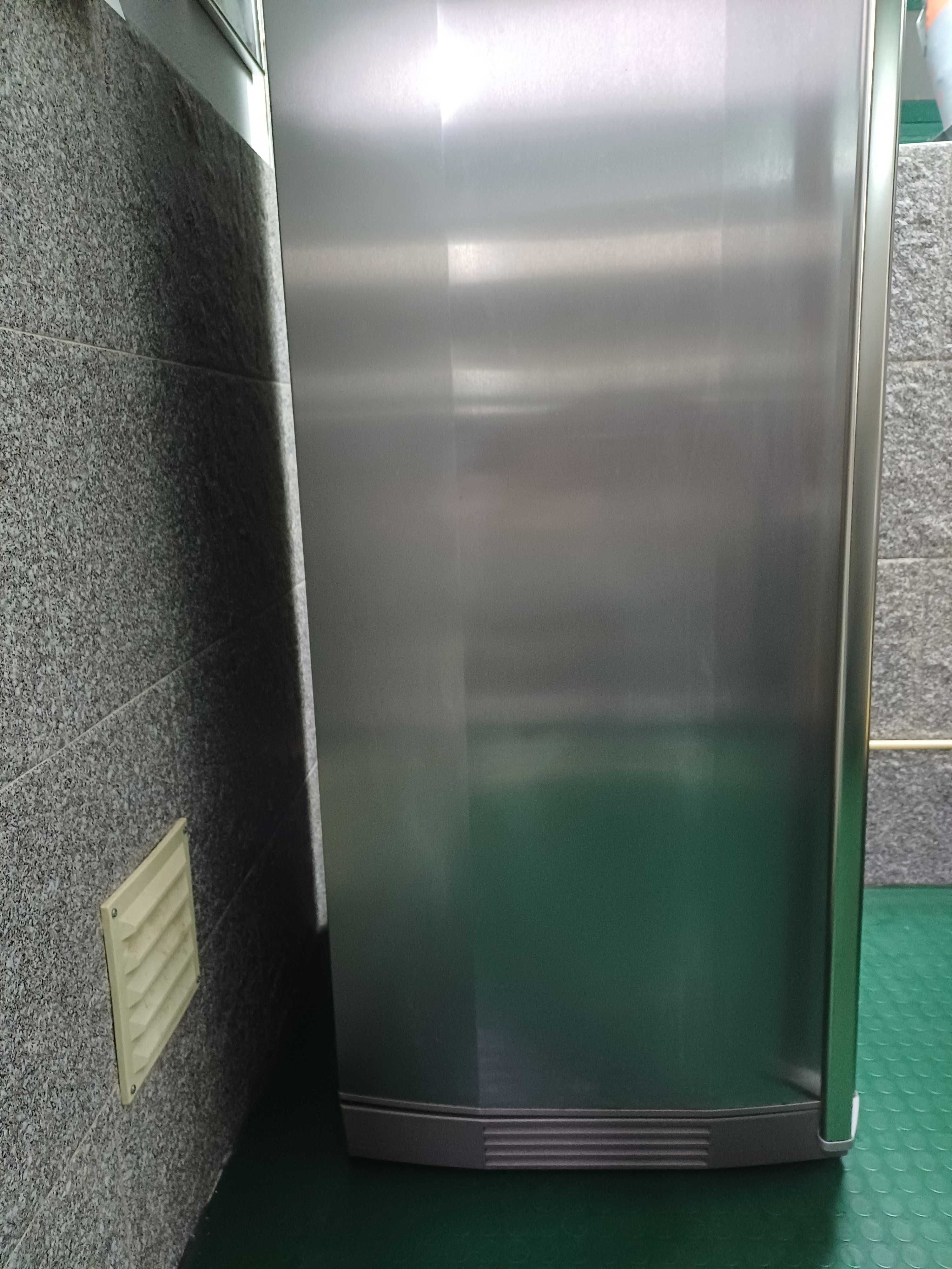 Frigorífico AEG sem congelador com 1,80m.