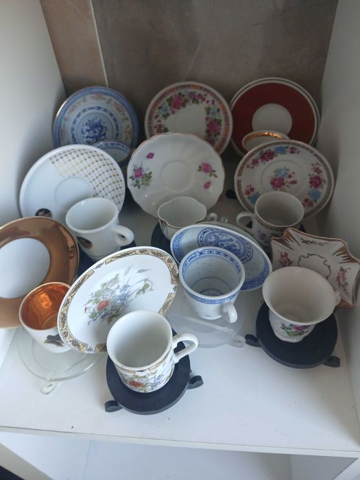 Varias chávenas (10) com pires e suportes